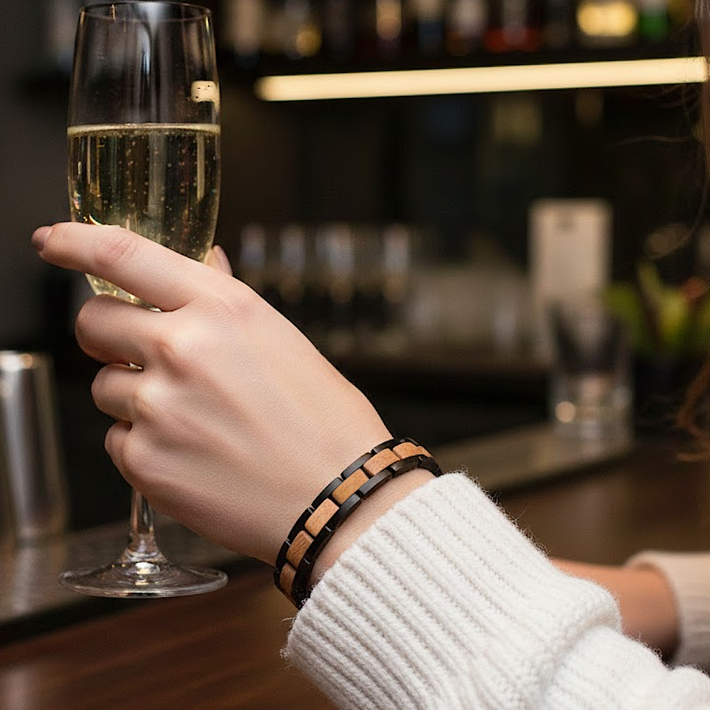 Holzwerk DAMMSEE schwarz-braunes Holz Armband aus Walnussholz und Edelstahl am Handgelenk getragen