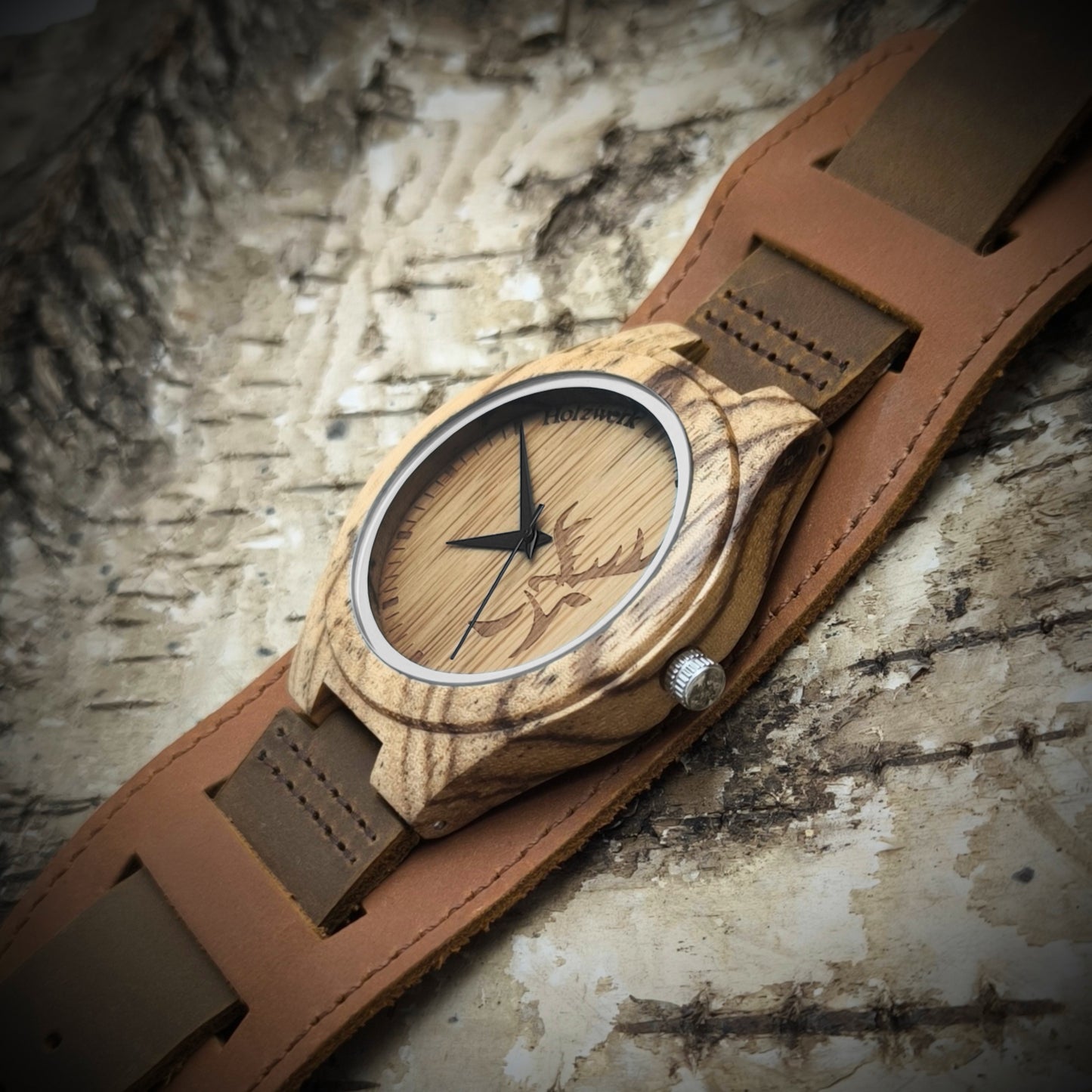 Holzwerk KEMBERG breite Damen und Herren Holz Armband Uhr mit Hirsch Logo, moderne Leder Armbanduhr, Designer Uhr in braun, beige, seitlich liegend