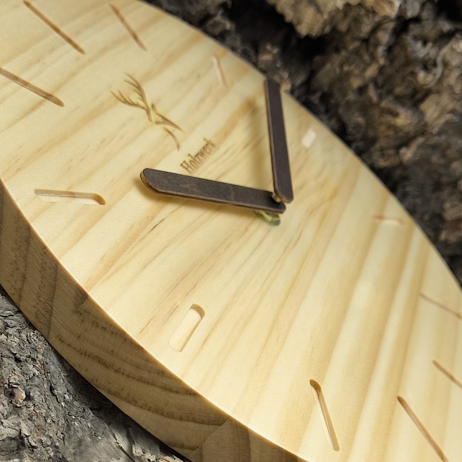 Holzwerk OLDENBURG moderne Holz Wanduhr, lautlos, geräuschlos, leise, Quarz Designer Wand Holzuhr ohne Tick Geräusche, beige, dunkel braun, seitlich liegend