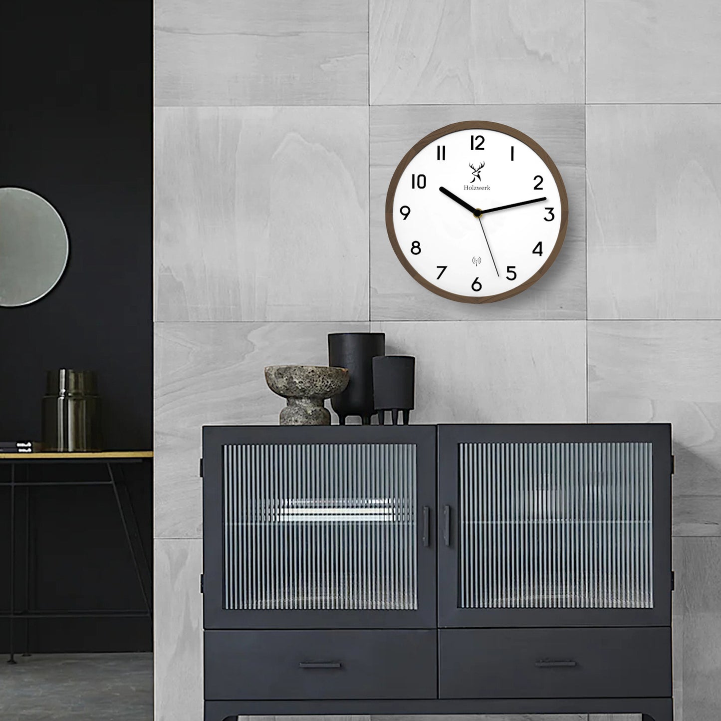 Holzwerk PAPENBERG Holz Funkwanduhr, moderne Designer Quarz Wanduhr, 25 cm Holz Funk Wand Uhr lautlos ohne Tick Geräusche, braun, weiß, an der Wand