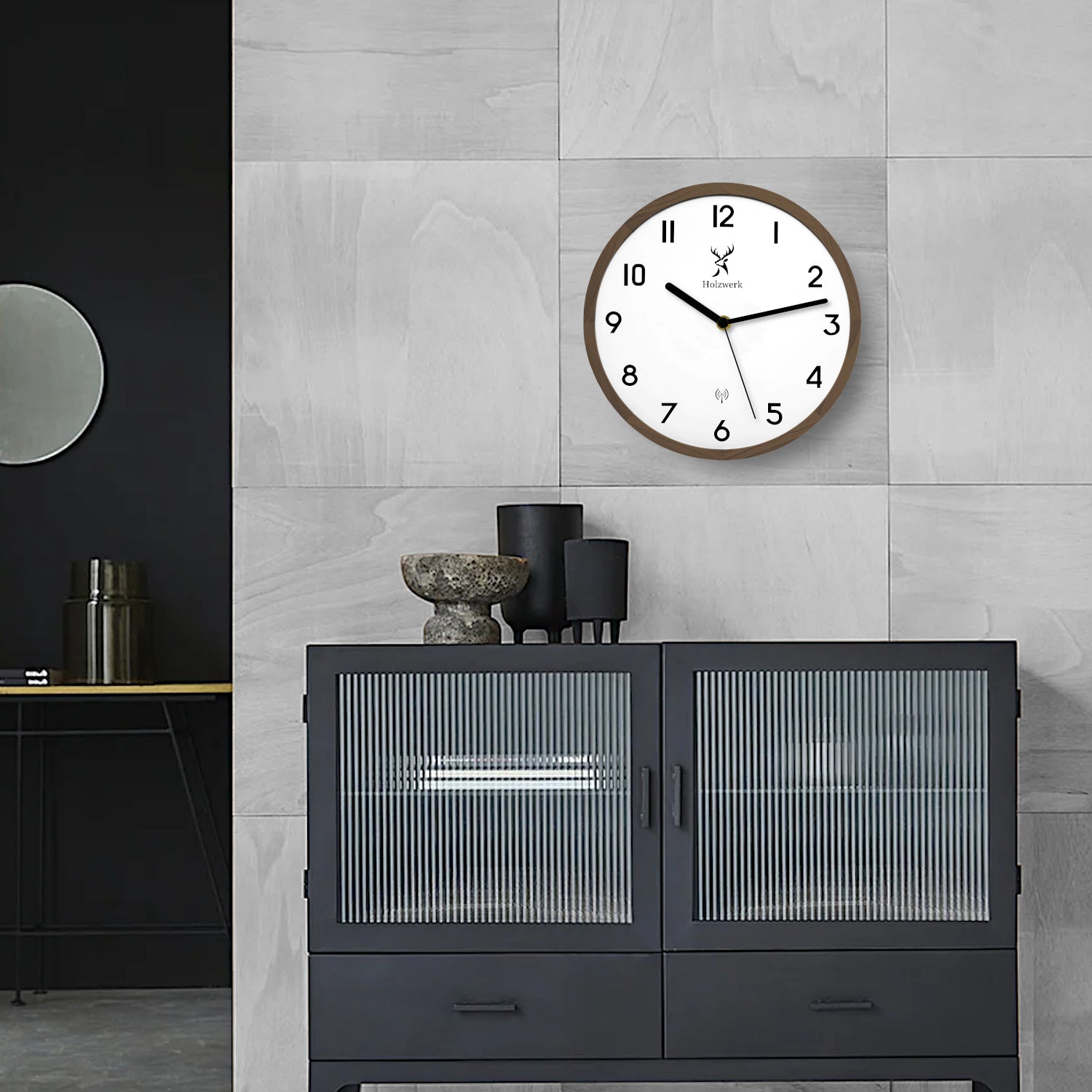 Holzwerk PAPENBERG Holz Funkwanduhr, moderne Designer Quarz Wanduhr, 25 cm Holz Funk Wand Uhr lautlos ohne Tick Geräusche, braun, weiß, an der Wand