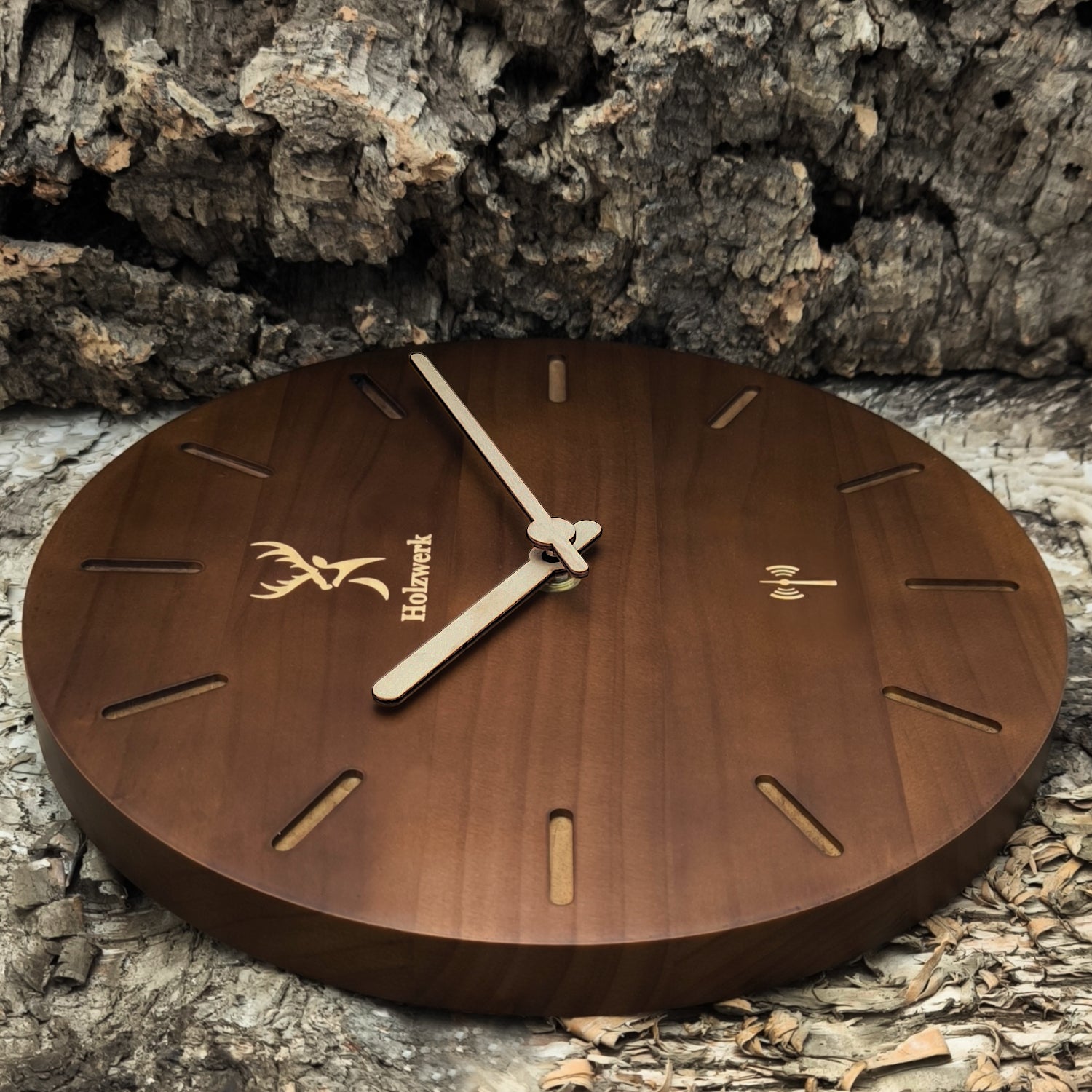 Holzwerk STARNBERG Holz Funkwanduhr, moderne Designer Quarz Wanduhr, 25 cm Holz Funk Wand Uhr lautlos ohne Tick Geräusche, braun, beige, links liegend