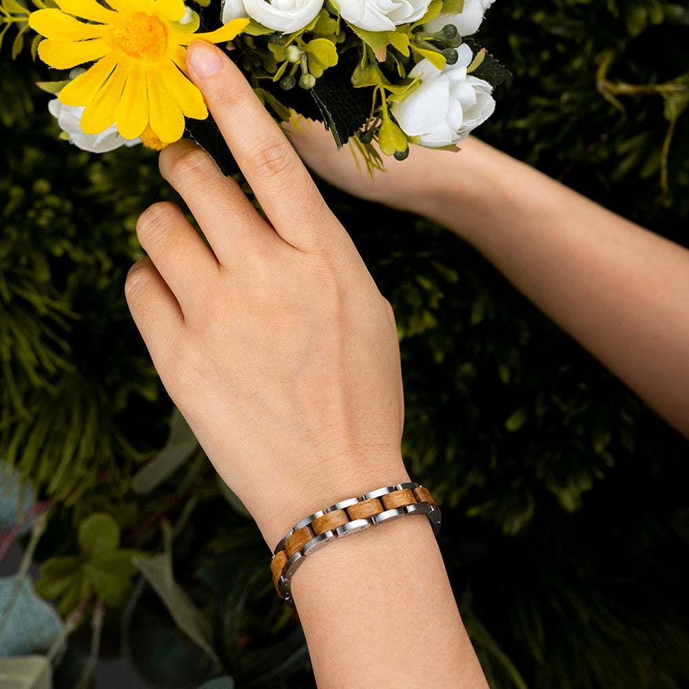 Holzwerk AMMERSEE Damen und Herren Holz & Edelstahl Armband in silber, braun, Ansicht von Oben auf linkes Handgelenk