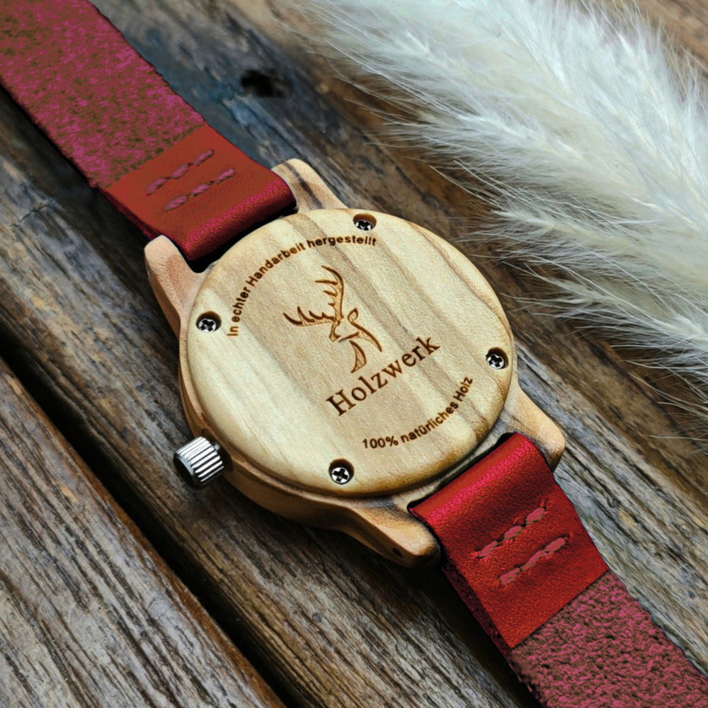 Holzwerk CLARA RED kleine Damen und Kinder Holz Uhr mit Leder Armband in dunkel rot, beige, liegend mit Ansicht auf den Gehäuseboden