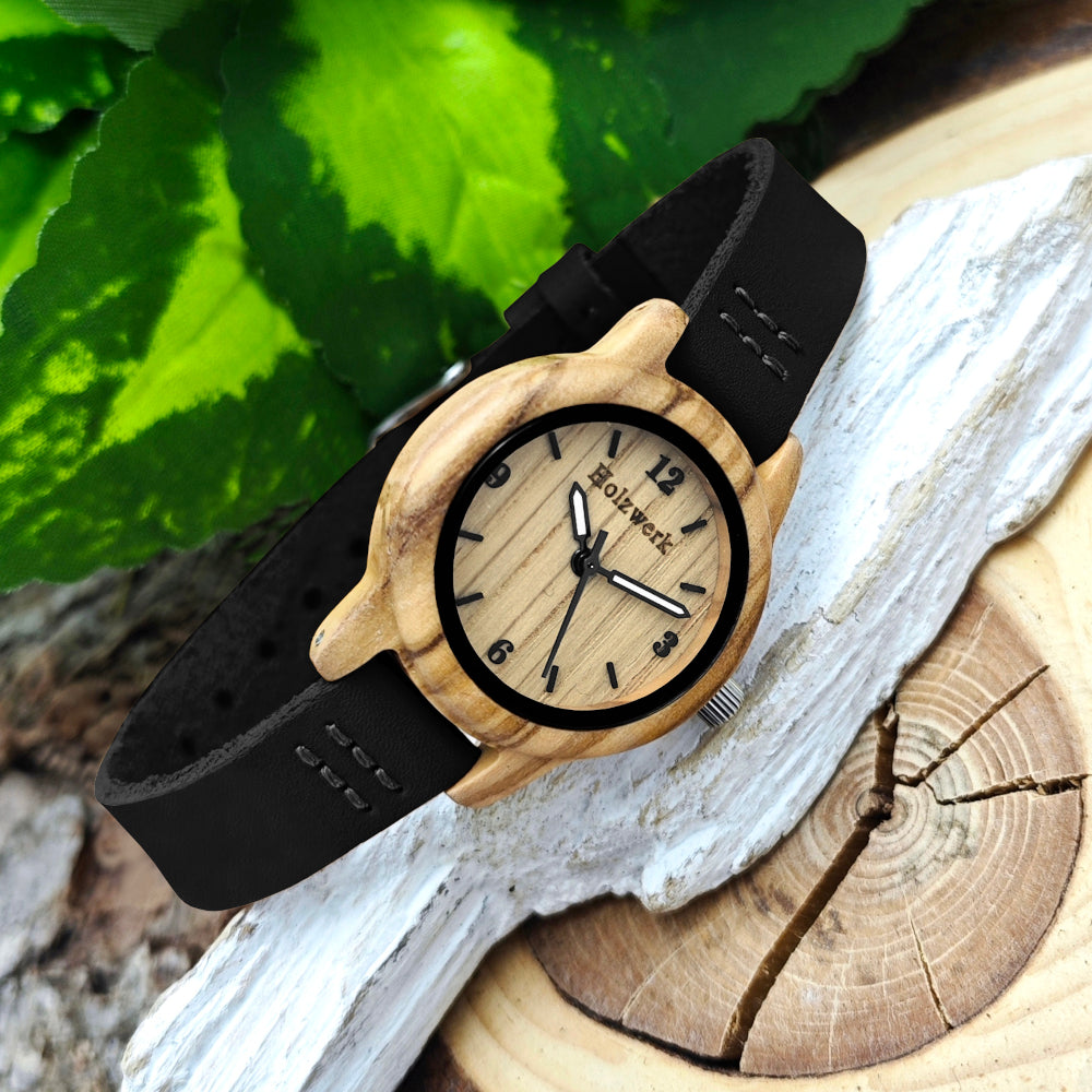 Holzwerk CLARA BLACK kleine Damen und Kinder Holz Uhr mit Leder Armband in schwarz, beige, rechts seitlich liegend von vorne