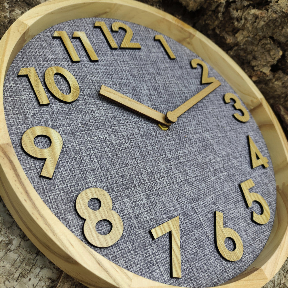 Holzwerk Natur Holz Wanduhr Stoff Textil Leinen Zifferblatt Grau - Holzwerk
