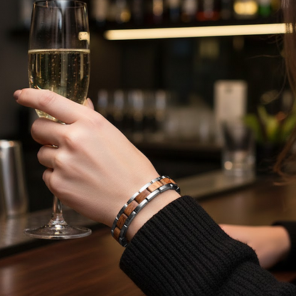 Holzwerk BEVERSEE silber-braunes Holz Armband aus Zebraholz und Edelstahl am Handgelenk getragen