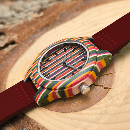 Holzwerk LINZ RED bunte kleine Regenbogen Damen und Kinder Armbanduhr, Holz & Leder Armband Uhr, LGBTQ Uhr, modische Holzuhr, dunkel rot, seitlich liegend