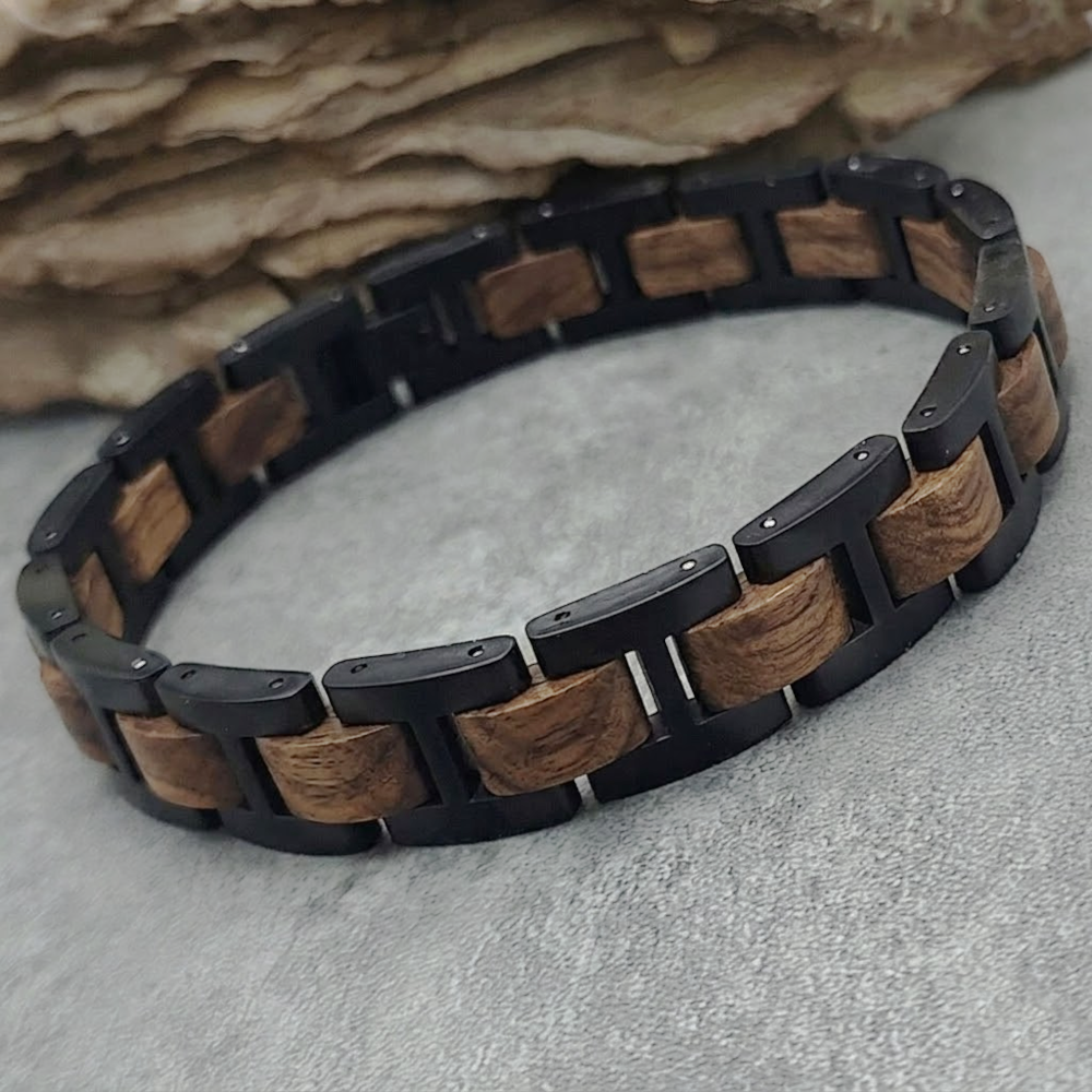 Holzwerk NIERSEE braun-schwarzes Holz Armband aus Zebraholz und Edelstahl mit Gliederkonstruktion, Ansicht in Holzumgebung