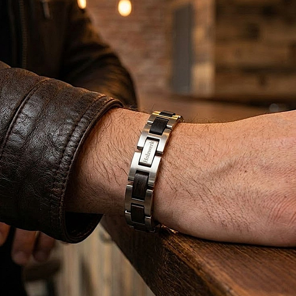 Holzwerk SCHLIERSEE silber-braunes Holz Armband aus Ebonyholz und Edelstahl am Handgelenk getragen
