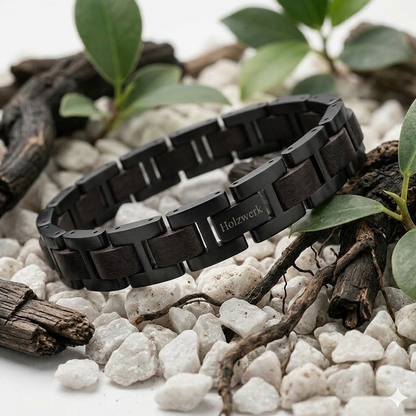 Holzwerk UNTERSEE schwarzes  Holz Armband aus Ebonyholz und Edelstahl, Lifestyle Foto in Holzumgebung