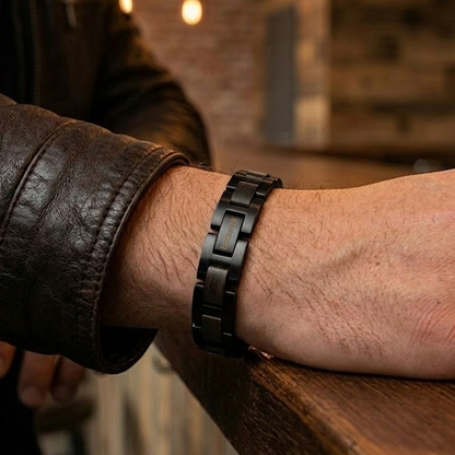 Holzwerk UNTERSEE schwarzes  Holz Armband aus Ebonyholz und Edelstahl am Handgelenk getragen