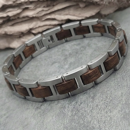 Holzwerk WERLSEE silber & braunes Holz Armband aus Walnussholz und Edelstahl, Lifestyle Foto Frontal