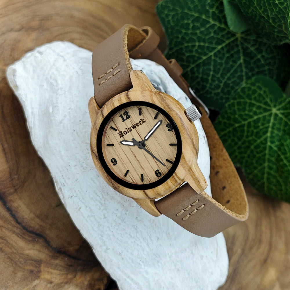 Holzwerk CLARA BROWN kleine Damen und Kinder Holz Uhr mit Leder Armband in braun, beige, links seitlich liegend von vorne