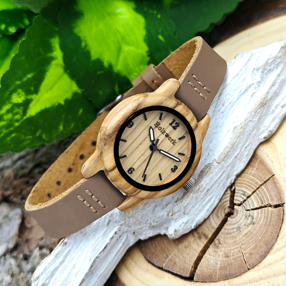 Holzwerk CLARA BROWN kleine Damen und Kinder Holz Uhr mit Leder Armband in braun, beige, rechts seitlich liegend von vorne