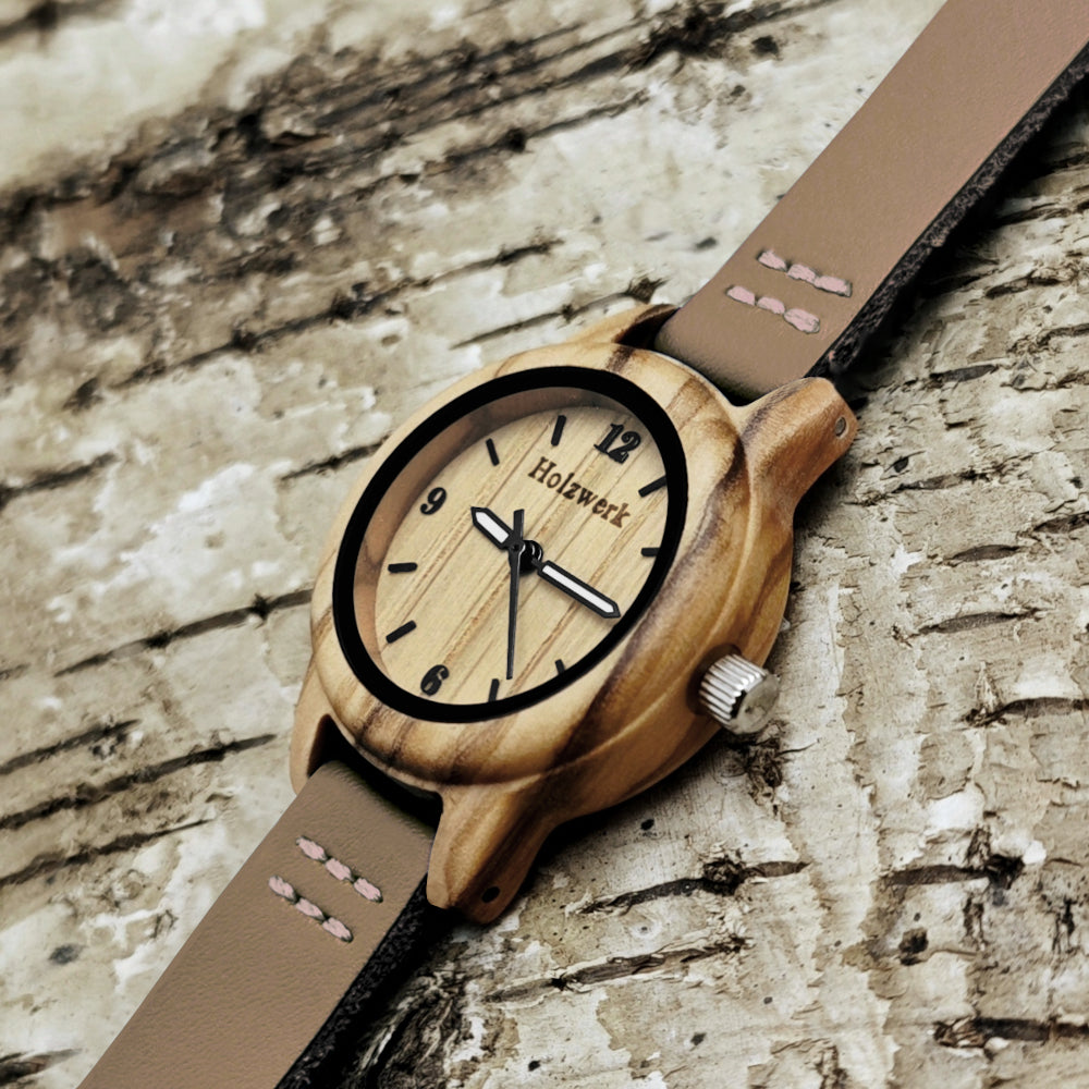 Holzwerk CLARA BROWN kleine Damen und Kinder Holz Uhr mit Leder Armband in braun, beige, seitlich liegend mit Ansicht auf die Krone