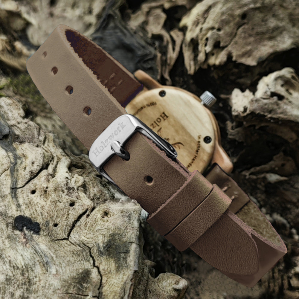 Holzwerk CLARA BROWN kleine Damen und Kinder Holz Uhr mit Leder Armband in braun, beige, mit Ansicht auf den Verschluß