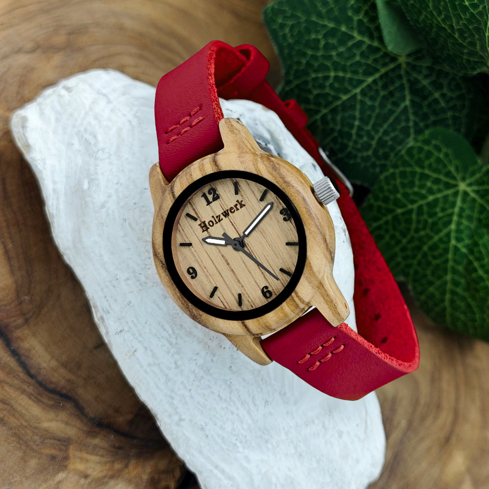 Holzwerk CLARA RED kleine Damen und Kinder Holz Uhr mit Leder Armband in dunkel rot, beige, links seitlich liegend von vorne