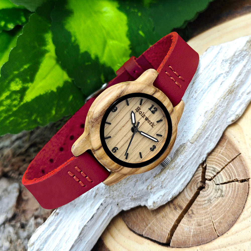 Holzwerk CLARA RED kleine Damen und Kinder Holz Uhr mit Leder Armband in dunkel rot, beige, rechts seitlich liegend von vorne