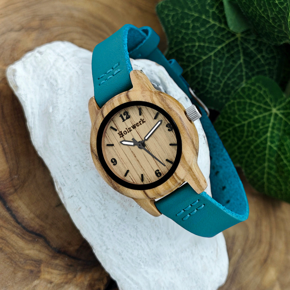 Holzwerk CLARA BLUE kleine Damen und Kinder Holz Uhr mit Leder Armband in türkis blau, beige, links seitlich liegend von vorne