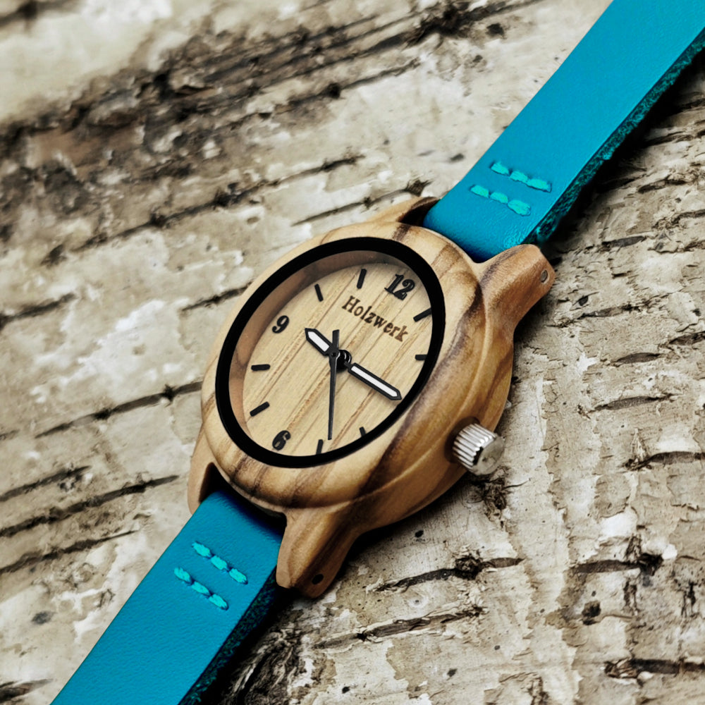 Holzwerk CLARA BLUE kleine Damen und Kinder Holz Uhr mit Leder Armband in türkis blau, beige, seitlich liegend mit Ansicht auf die Krone