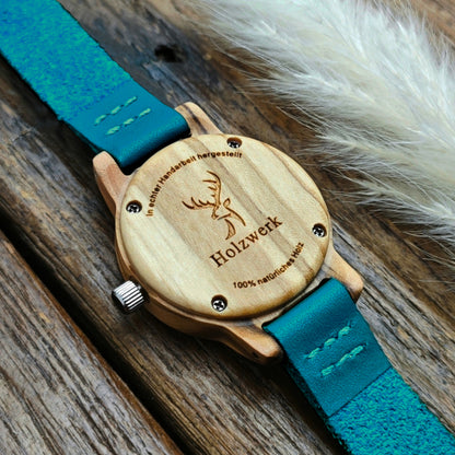 Holzwerk CLARA BLUE kleine Damen und Kinder Holz Uhr mit Leder Armband in türkis blau, beige, liegend mit Ansicht auf den Gehäuseboden